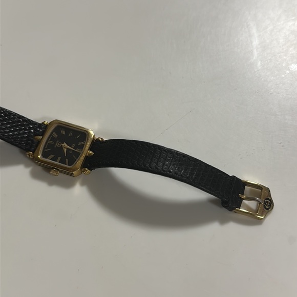 LAST CALL Vintage Gucci Gold Square Stack Black Dial Quartz Watch - Picture 5 of 12